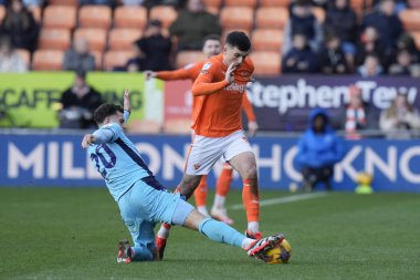 Oxford United takımından Rben Rodrigues, Blackpool takımından Albie Morgan 'ı 10 Şubat 2024' te Bloomfield Road, Blackpool 'da oynanan 1. Blackpool maçında yendi.