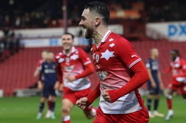Barnsley 'den Adam Phillips, 10 Şubat 202' de Oakwell, Barnsley, İngiltere 'de oynanan Sky Bet Lig 1 karşılaşmasında 2-1' lik galibiyetini kutluyor.