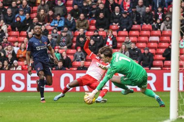 Leyton Orientt 'ten Sol Brynn, Barnsley' li Devante Cole 'un 10 Şubat 202' de Oakwell, Barnsley, İngiltere 'de oynanan Sky Bet 1 maçı sırasında attığı şutu kurtardı.