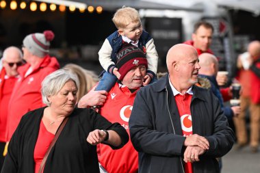 Galler taraftarları 2024 Guinness 6 Milletler maçı öncesinde Twickenham Stadyumu, Twickenham, Birleşik Krallık 'ta İngiltere' ye karşı Galler maçına gelmeye başladı.