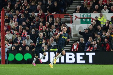 Newcastle United takımından Fabian Schr, İngiltere 'nin Nottingham şehrinde oynanan Premier League maçı Nottingham Forest - Newcastle United maçında 1-2' lik galibiyetini kutluyor.