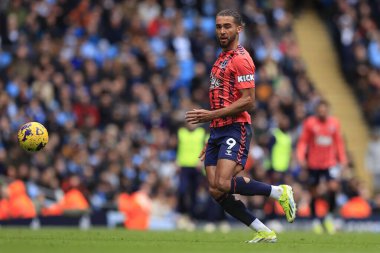 Everton 'dan Dominic Calvert-Lewin Premier League maçında topu geçiyor Manchester City Everton' a karşı Etihad Stadyumu, Manchester, İngiltere, 10 Şubat 202