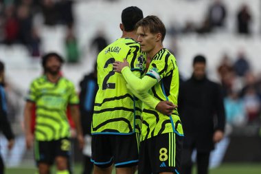 Arsenal 'den Martin degaard, Premier League maçı West Ham United' ın 11 Şubat 2024 'te Londra Stadyumu' ndaki Arsenal maçında kazandığı 0-6 'lık galibiyet sonrasında Arsenal' den William Sthe 'yi kucaklıyor.