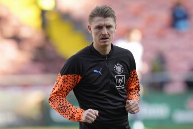 Blackpool 'dan George Byers, 10 Şubat 202' de Bloomfield Road, Blackpool 'da oynanan Blackpool-Oxford maçından önce ısınıyor.