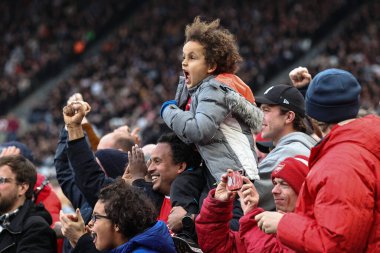 Genç bir Arsenal taraftarı, Premier Lig karşılaşması sırasında İngiltere 'nin Londra Stadyumu' nda 11 Şubat 202 'de oynanan West Ham United-Arsenal maçında Arsenal' in attığı golü kutluyor.