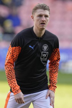 Blackpool 'dan George Byers, 10 Şubat 202' de Bloomfield Road, Blackpool 'da oynanan Blackpool-Oxford maçından önce ısınıyor.