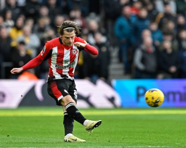 Brentford 'dan Mathias Jensen, Premier League maçında Wolverhampton Wanderers, Molineux, Wolverhampton, İngiltere' de 10 Şubat 202 'de Brentford' a karşı oynadığı maçta pas attı.