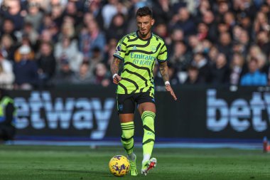 Arsenal 'den William Sthe Premier League maçı sırasında pas veriyor. West Ham United, Londra Stadyumu' nda Arsenal 'e karşı, 11 Şubat 202