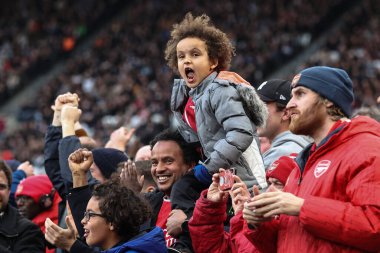 Genç bir Arsenal taraftarı, Premier Lig karşılaşması sırasında İngiltere 'nin Londra Stadyumu' nda 11 Şubat 202 'de oynanan West Ham United-Arsenal maçında Arsenal' in attığı golü kutluyor.