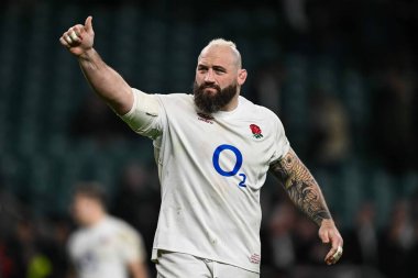 İngiltere 'den Joe Marler, İngiltere' nin Twickenham Stadyumu 'nda oynanan 2024 Guinness 6 Milletler maçı sonunda taraftarları alkışladı.