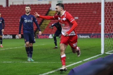 Barnsley 'den Adam Phillips, 10 Şubat 202' de Oakwell, Barnsley, İngiltere 'de oynanan Sky Bet Lig 1 karşılaşmasında 2-1' lik galibiyetini kutluyor.