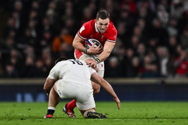 Galler 'den George North, İngiltere' nin Twickenham Stadyumu 'nda oynanan 2024 Guinness maçında İngiltere ile Galler maçı sırasında Theo Dan ile karşılaştı.