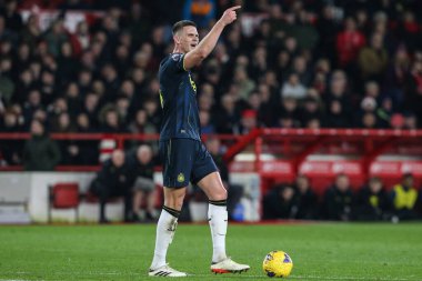 Newcastle United takımından Sven Botman Premier League maçında takım arkadaşlarına talimatlar veriyor Nottingham Forest Newcastle United 'a karşı City Ground, Nottingham, İngiltere, 10 Şubat 202