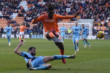 Blackpool 'dan Kylian Kouassi, Oxford United takımından Elliott Moore' un 10 Şubat 202 'de Bloomfield Road, Blackpool, Birleşik Krallık' ta oynanan Blackpool-Oxford maçında topu temizlemesi üzerine kaçınma hareketi yapıyor.