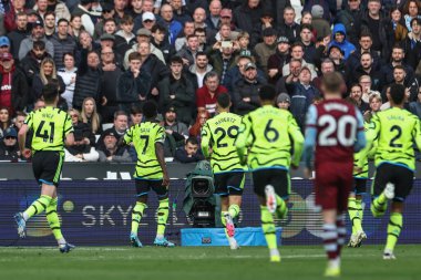 Arsenal 'den Bukayo Saka, Premier League maçı West Ham United ve Arsenal maçında 11 Şubat 202' de Londra 'daki Londra Stadyumu' nda 0-2 'lik galibiyetini kutluyor.