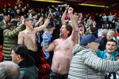 Newcastle United taraftarları 10 Şubat 202 'de İngiltere' nin Nottingham City Ground kentinde oynanan Premier Lig maçı Nottingham Forest-Newcastle United maçında takımlarının galibiyetini kutladılar.