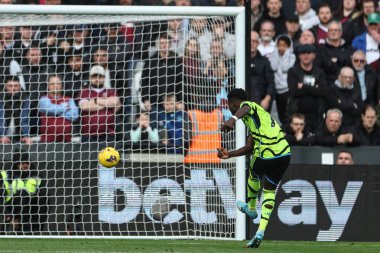 Arsenal 'den Bukayo Saka, Premier Lig maçında West Ham United ile Arsenal maçında 11 Şubat 202' de Londra 'daki Londra Stadyumu' nda 0-2 öne geçerek penaltı aldı.