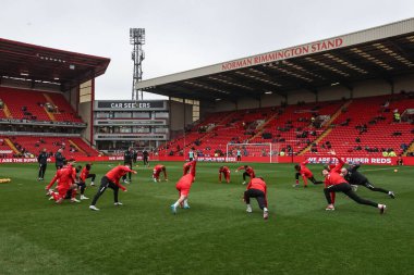 Barnsley oyuncuları 10 Şubat 202 'de İngiltere' nin Oakwell kentinde oynanan Sky Bet 1 maçında Barnsley ve Leyton Orient maçında ısınma turunda.