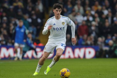 Leeds United takımından Archie Gray 10 Şubat 202 'de Leeds Road, Leeds, İngiltere' de Leeds United 'a karşı oynanan Sky Bet Şampiyonası maçında topa vuruyor.