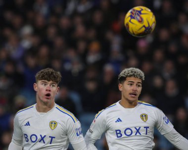 Leeds United 'dan Mateo Joseph ve Leeds United takımından Charlie Cresswell 10 Şubat 202' de Leeds United ve Rotherham United maçında Elland Road, Leeds, İngiltere 'de karşı karşıya geldiler.