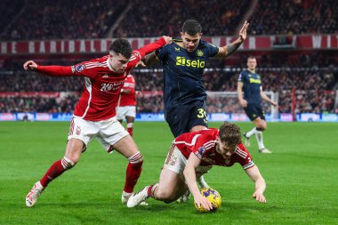 Nottingham Ormanı 'ndan Ryan Yates ve Nottingham Ormanı' ndan Neco Williams 10 Şubat 2024 'te İngiltere' nin Nottingham City Ground kentinde oynanan Premier League maçı sırasında Newcastle United 'dan Bruno Guimares' i oyundan aldılar.