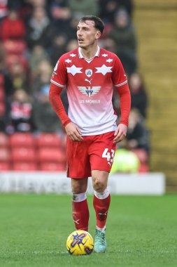 Barnsley 'den Josh Earl, 10 Şubat 202' de İngiltere 'nin Oakwell kentinde oynanan 1. Gökyüzü İddia Ligi maçında topu Barnsley' e karşı Leyton Orient 'e verdi.