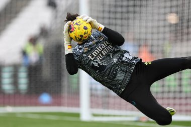 Arsenal 'den David Raya Premier League maçı sırasında Londra Stadyumu' nda West Ham United ve Arsenal maçında ısınma turunda, 11 Şubat 202