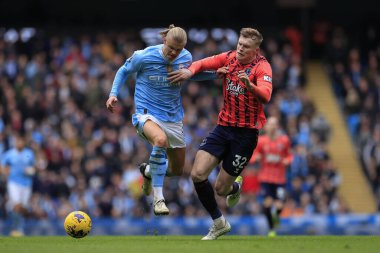 Manchester City 'den Erling Haaland 10 Şubat 202 tarihinde Etihad Stadyumu' nda oynanan Premier League karşılaşmasında Everton 'dan Jarrad Branthwaite' a meydan okudu.
