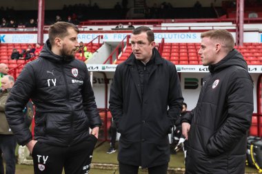 Neill Collins, Barnsley 'in Sky Bet Ligi 1 maçında koçu Barnsley ile Leyton Orient arasında 10 Şubat 202' de Oakwell, Barnsley, İngiltere 'de oynanan maçta.