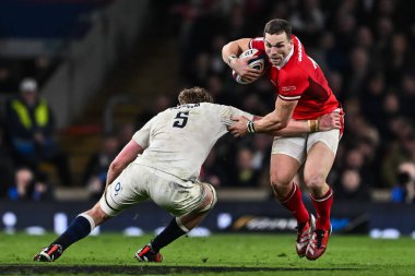Galler 'den George North, İngiltere' den Ollie Chessum 'un 2024 Guinness maçı sırasında Twickenham Stadyumu, Twickenham, Birleşik Krallık' ta Galler 'e karşı oynanan karşılaşmasından kaçınıyor.
