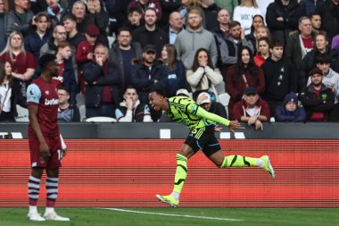 Arsenal 'li Gabriel, Premier League maçında 11 Şubat 202' de Londra Stadyumu 'nda West Ham United' a karşı Arsenal maçında 0-3 'lük galibiyetini kutluyor.