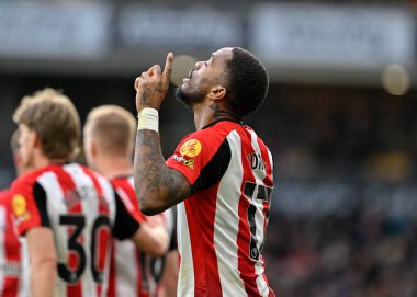 Brentford 'dan Ivan Toney, Premier League maçında Brentford' a karşı Molineux, Wolverhampton, Birleşik Krallık, 10 Şubat 202 'de oynanan Premier League maçında Brentford' u 0-2 yenme hedefini kutluyor.
