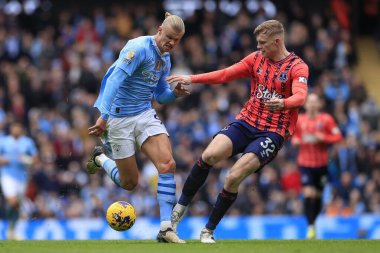 Manchester City 'den Erling Haaland 10 Şubat 202 tarihinde Etihad Stadyumu' nda oynanan Premier League karşılaşmasında Everton 'dan Jarrad Branthwaite' a meydan okudu.