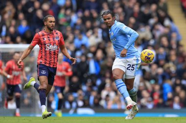Manchester City 'den Manuel Akanji Premier League maçında topu geri atıyor. Manchester City, Manchester Stadyumu' nda Everton 'a karşı, 10 Şubat 202