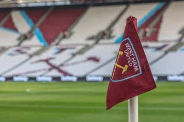 West Ham Premier League maçı sırasında Londra Stadyumu 'nda West Ham United ve Arsenal maçında köşe bayrağı, 11 Şubat 202