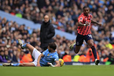 Manchester City 'den Ruben Dias, Premier League maçında Manchester City ile Everton' ın 10 Şubat 202 'de Etihad Stadyumu' nda oynanan karşılaşmasında Everton 'dan Ashley Young' a karşı topu kazandı.