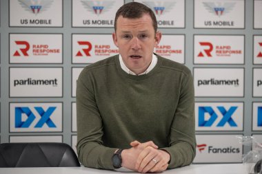 Neill Collins Barnsley teknik direktörü 10 Şubat 202 tarihinde İngiltere 'nin Oakwell kentinde oynanan Sky Bet 1 maçında Barnsley ile Leyton Orient arasındaki maç sonrası basın toplantısında konuştu.