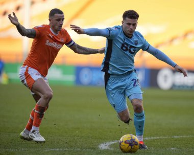 Blackpool 'dan Oliver Norburn, Oxford United takımından Rben Rodrigues ile birlikte Bloomfield Road, Blackpool, İngiltere' de oynanan 1.