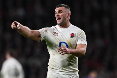 İngiltere 'nin Ben Earl' ü, İngiltere 'nin Twickenham Stadyumu, Twickenham, Birleşik Krallık' ta oynadığı 2024 Guinness maçında takım talimatlarını verir.