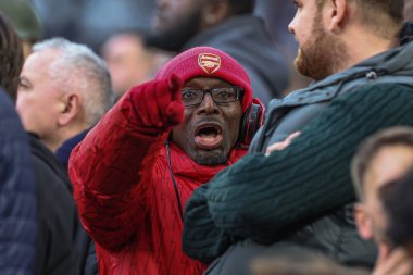 Arsenal taraftarı, 11 Şubat 202 'de Londra' daki Londra Stadyumu 'nda oynanan Premier League maçında 6-0 öne geçişini kutluyor.