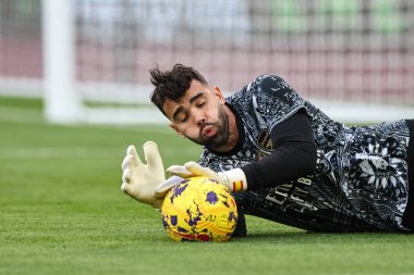 Arsenal 'den David Raya Premier League maçı sırasında Londra Stadyumu' nda West Ham United ve Arsenal maçında ısınma turunda, 11 Şubat 202