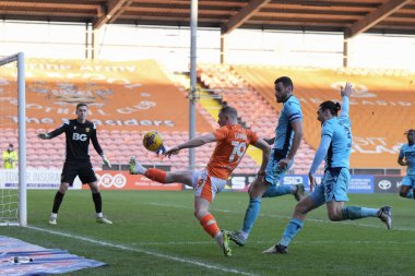 Blackpool 'dan Shayne Lavery, 10 Şubat 202' de Bloomfield Road, Blackpool 'da oynanan Blackpool-Oxford United maçında topu geçiyor.