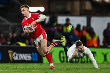 Galler 'den Cameron Winnett, İngiltere' den Elliot Daly 'nin 2024 Guinness maçı sırasında Twickenham Stadyumu, Twickenham, Birleşik Krallık' ta Galler 'e karşı oynadığı karşılaşmadan kaçınıyor.