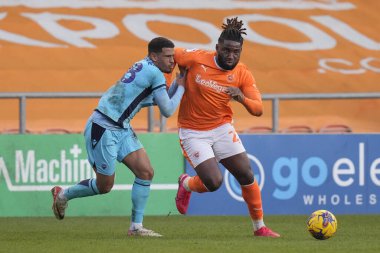 Blackpool 'dan Kylian Kouassi, Oxford United takımından Marcus McGuane' i 10 Şubat 202 'de Bloomfield Road, Blackpool, İngiltere' de oynanan Blackpool-Oxford maçında durdurdu.