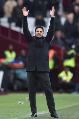 Arsenal 'in teknik direktörü, 11 Şubat 202' de Londra Stadyumu 'nda oynanan Premier League maçında West Ham United ve Arsenal maçında tepki gösterdi.