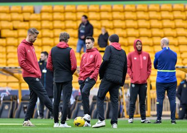 Brentford takımından Sergio Reguiln, Premier League karşılaşması öncesinde Wolverhampton Wanderers 'ın Brentford' a karşı Molineux, Wolverhampton, Birleşik Krallık 'ta 10 Şubat 2024' te oynanan maçta sahayı teftiş ederken pası geçiyor.