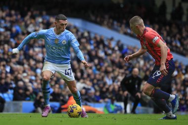 Manchester City 'den Phil Foden Premier League maçında Everton' dan Vitaly Mykolenko 'yu geçmeyi dener. Manchester City, Manchester Stadyumu' nda Everton 'a karşı 10 Şubat 202