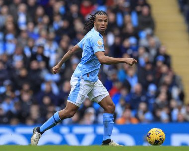 Manchester City 'den Nathan Ake Premier League maçında topla koşuyor Manchester City, Manchester Stadyumu' nda Everton 'a karşı, 10 Şubat 202