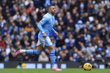 Manchester City 'den Kyle Walker 10 Şubat 202' de Etihad Stadyumu 'nda Manchester City ile Everton arasındaki Premier League maçında topla koşuyor.