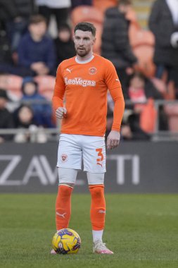 Blackpool takımından James Husband 10 Şubat 202 'de Bloomfield Road, Blackpool' da oynanan Blackpool-Oxford maçında